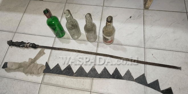 Anggota-geng-motor-berikut-barang-bukti-saat-diamankan-Polsek-Perbaungan