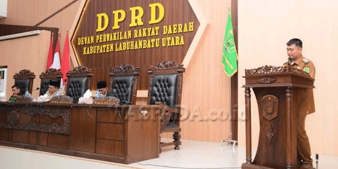 Bupati-Labura-Hendriyanto-Sitorus-didampingi-Wabup-H-Samsul-Tanjung-menyampaikan-nota-pengantar-LKPJ-TA-2023-2