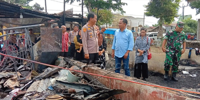 Bupati-Sergai-Tinjau-dan-Beri-Bantuan-Korban-Kebakaran-di-Tanjung-Beringin-2