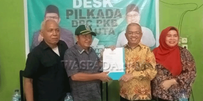 H-Hariro-saat-mendaftarkan-diri-ke-DPC-PDIP,-DPD-Partai-Perind