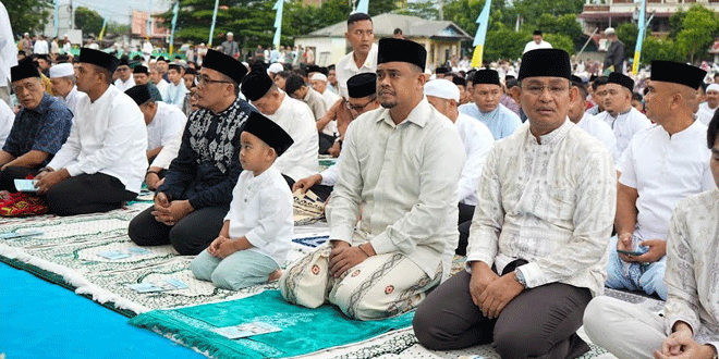 Wali-Kota-Medan-Bobby-Nasution-sholat-Idul-Fitri-1445-Hijriah-di-Lapangan-Sejati-2