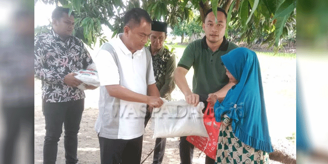 Bupati-Sergai-Darma-Wijaya-didamping-Camat-Perbaungan-Edy-Syahputra-saat-meninjau-dan-memberikan-bantuan-kepada-korban-angin-puting-beliung.gif-2