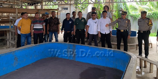 Tim-Gabungan-Pasang-Garis-Polisi-di-Lokasi-Judi-Pantai-Cermin.gif-2