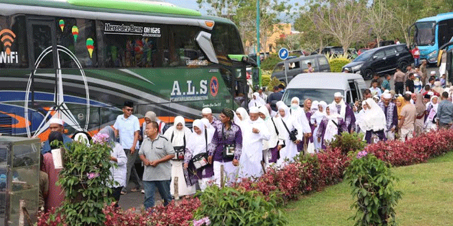 Bupati-Tapanuli-Selatan-(Tapsel)-Dolly-Pasaribu-bersama-Forum-Komunikasi-Pimpinan-Daerah-(Forkopimda)-menyambut-kedatangan-jemaah-haji.gif-2