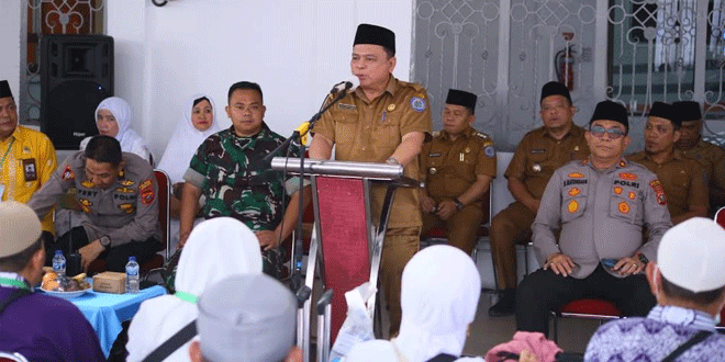 Forkopimda-dan-Ratusan-Keluarga-Sambut-Kepulangan-Jamaah-Haji-Asal-Labuhanbatu.gif-2