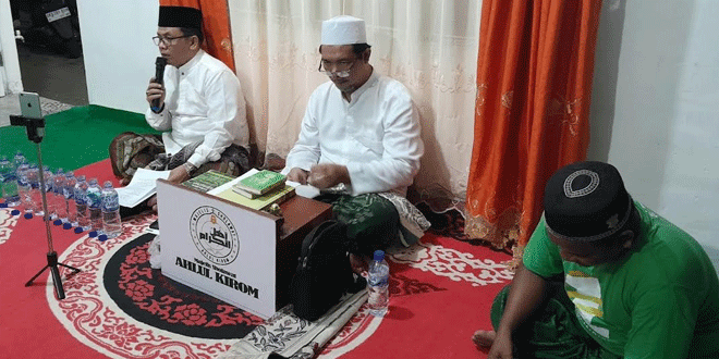 Jamaah-Majelis-Sholawat-Ahlul-Kirom-Amalkan-Doa-'Sapu-Jagat'-Untuk-Nikson-Nababan.gif-2