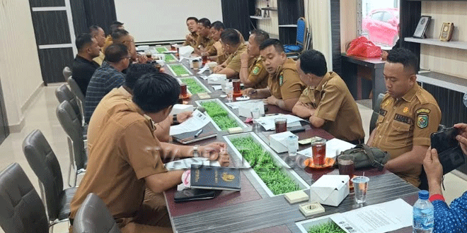 Para-Camat-saat-mengikuti-technical-meeting-16-besar-turnamen-sepakbola-Kepala-Desa-Piala-Bupati-dan-Wabup-Sergai-2