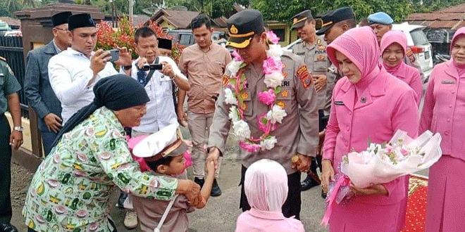 Saat-penyambutan-Kapolres-Tapsel-AKBP-Ahmadi-Yasir-ke-Polsek-Padang-Bolak.gif-2