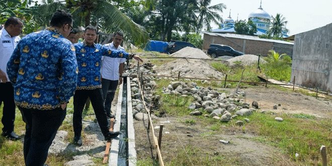 Wabup-Sergai-Adlin-Tambunan-saat-meninjau-pelaksanaan-program-RTLH.gif-2