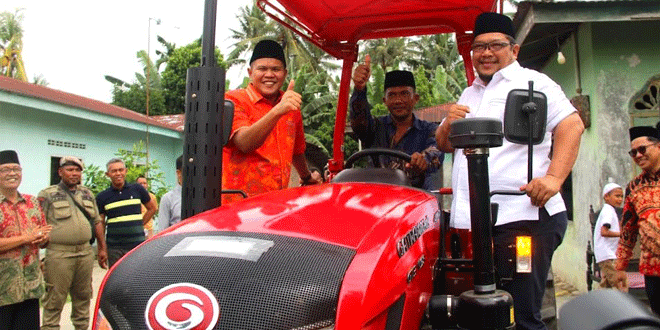 Wabup-Sergai-Adlin-Tambunan-saat-menyerahkan-bantuan-satu-unit-traktor-rotari-kepada-Gapoktan-Desa-Seibuluh.gif-2