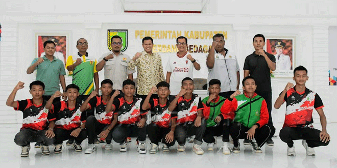 Wakil-Bupati-Sergai-Adlin-Tambunan-saat-melepas-atlet-sepak-takraw.gif-2