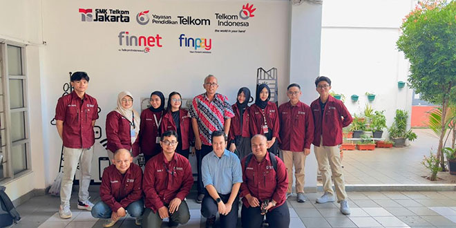 Foto Bersama Tim Abdimas, Kepala Sekolah SMK Telkom Jakarta dan Humas.(HO/telkomsel)