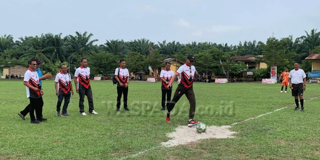 Dandim 0204/DS Letkol Inf Alex Sandri melepas tendangan perdana disaksikan Bupati Sergai Darma Wijaya pada pembukaan turnamen Forkopimda