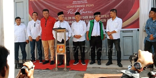 H-Hariro-Harahap-dan-Yusuf-Pasaribu-saat-konfrensi-pers-usai-mendaftar-di-KPU-Paluta.gif-3