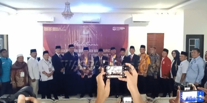 Hamsiruddin-Siregar-dan-H-Purba-Hasibuan-saat-mendaftar-ke-KPU-Paluta.gif-3