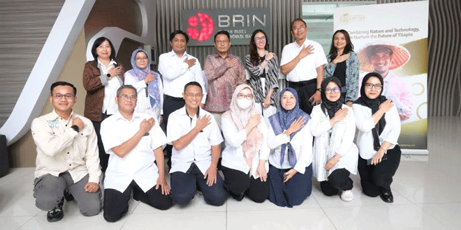 Kepala-Pusat-Riset-Veteriner-BRIN-Harimurti-Nuradji-bersama-Direktur-Regal-Springs-Indonesia-Sony-Sitorus.gif-2