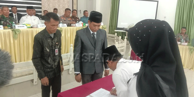 Ketua-Panwaslih-Lantik-Panwascam-Se-Kabupaten-Simeulue.gif-2