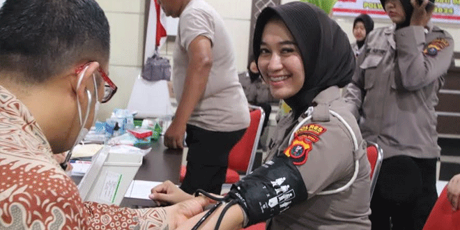 Polwan-Polres-Sergai-saat-donor-darah