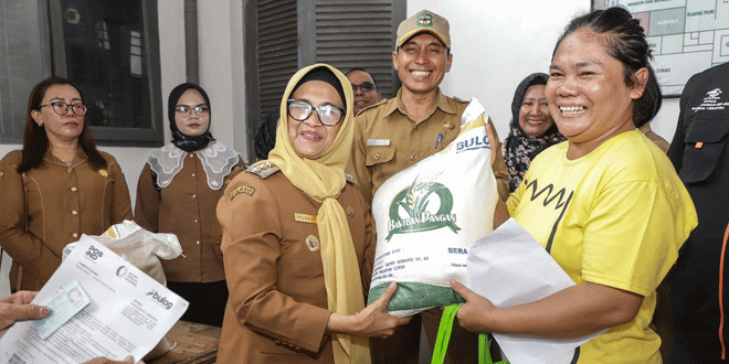 Serahkan-Bantuan-Pangan-Cadangan-Beras-Tahap-III,-dr-2