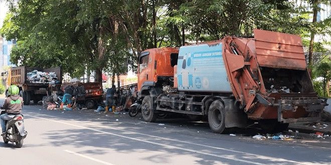 Truk-sampah-di-Jalan-Palang-Merah,-Medan-Maimun-sedang-beroperasi.gif-2