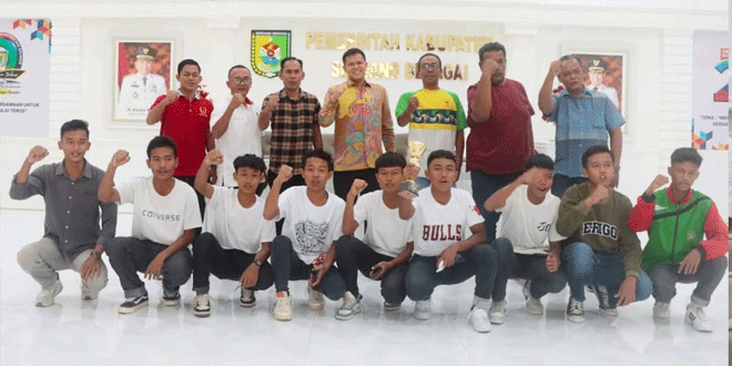 Wabup-Sergai-Adlin-Tambunan-diabadikan-bersama-para-atlet-sepak-takraw.gif-2