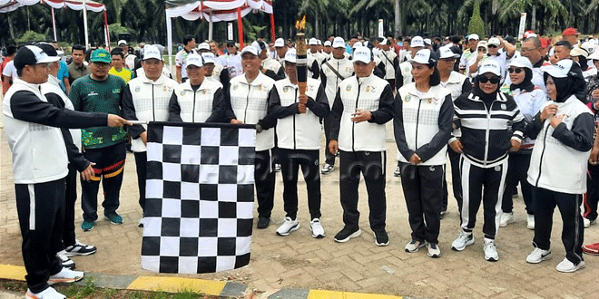 Bupati-Sergai-Darma-Wijaya-bersama-Wabup-Adlin-Tambunan-dan-unsur-Forkopimda,-berlari-membawa-obor-api-PON--meninggalkan-Alun-alun-Sergai-disaksikan-ribuan-masyarakat.gif-2