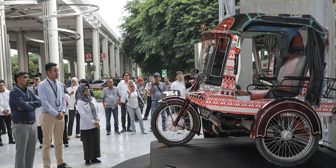 Display-Becak-Pematangsiantar-Hadir-di-Bandara-Kualanamu,-Ayo-ke-Sian-ar.gif-8