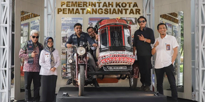 Display-Becak-Pematangsiantar-Hadir-di-Bandara-Kualanamu,-Ayo-ke-Sian-ar.gif-8