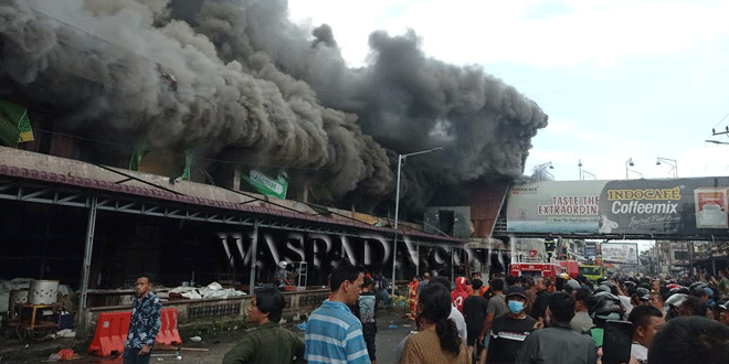 Gedung-4-Pasar-Horas-Siantar-Terbakar,-Didominasi-Toko-Pakaian-3