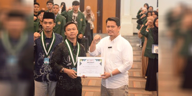 Hadiri-Seminar-Beasiswa-dan-Prestasi-di-Medan,-Tokoh-Pendidikan-Prof-Ridha-Jadi-Inspirasi-Mahasiswa.gif-2