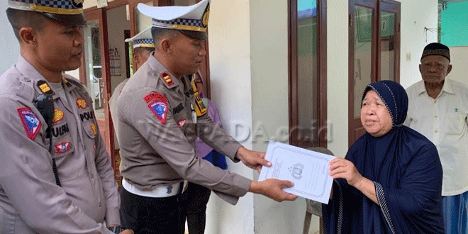 Kasat-Lantas-Polres-Sergai-Iptu-Fauzul-Arasy-didampingi-Kanit-RegIdent-Iptu-Zulfan-Ahmadi-menyerahkan-bantuan-paket-sembako-dan-santunan-dari-Kapolres-Sergai.gif-2