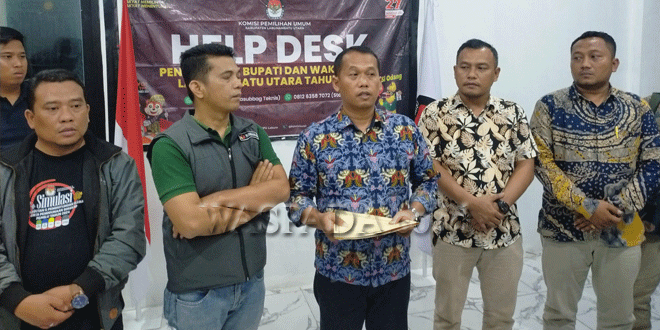 Ketua-KPU-Labura-Adi-Susanto-bersama-4-komisioner-lainnya-2