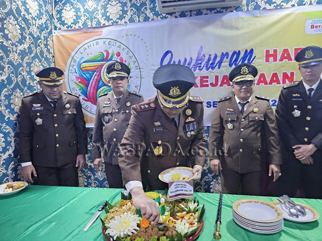 Pemotongan nasi tumpeng pada Peringati Hari Lahirnya Kejaksaan RI ke-79 tahun. (WOL Photo)