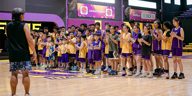 AUGIE-Fantinus-memandu-acara-meet-and-greet-anggota-Roxit-Basketball-Academy-dengan-pemain-IBL