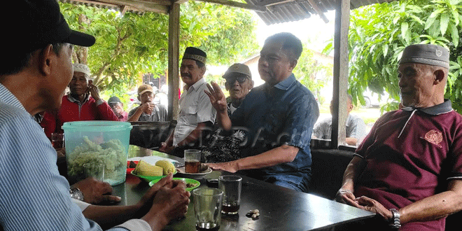 Darma-Wijaya-saat-bertemu-dengan-warga-di-warung-kopi,-di-Kelurahan-Tualang,-Kecamatan-Perbaungan.gif-3