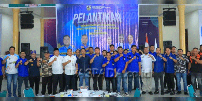 Ketua-DPD-KNPI-Labura-Helvin-Ruida-Hasi-SE-MM-foto-bersama-pengurusan-DPK-KNPI-NA-IX-X-usai-dilantik