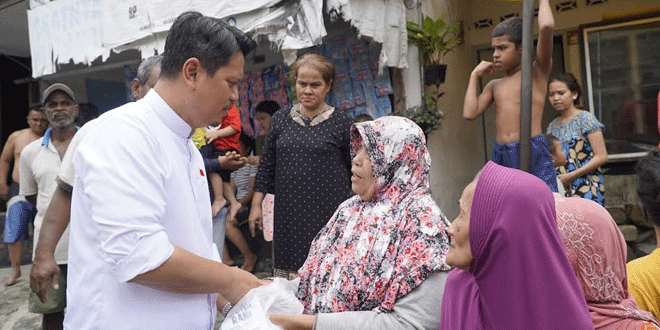 Peduli-Warga-Terdampak-Banjir-Kampung-Aur,-Prof-Ridha-Janjikan-Solusi-dan-Bagikan-200-Nasi-Kotak.gif-2