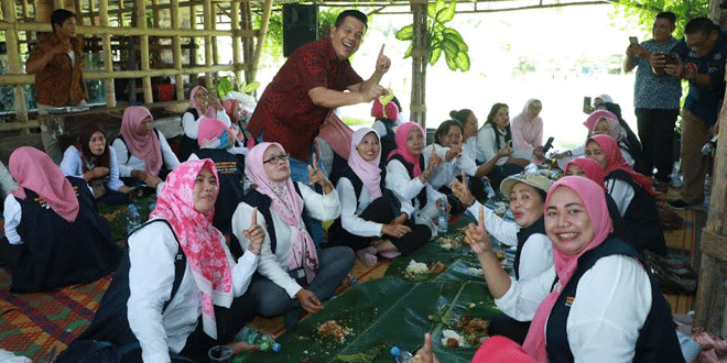 RHS-Buka-Pembekalan-Tim-Pemenangan-Dengan-Makan-Bersama-Beralas-Daun-Pisang-2