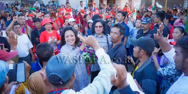 Warga masyarakat selalu mengerumuni Calon Bupati Satika Simamora dan istri Calon Wakil Bupati Marsauli Lumbantobing seperti terpotret kemarin di Kecamatan Pangaribuan. (WOL Photo/Jan Pieter Simorangkir)