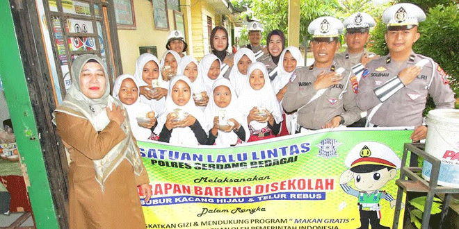 Kasat-Lantas-Polres-Sergai-Iptu-Fauzul-Arasy-saat-memberikan-makanan-bergizi-ke-siswa-SD-Negeri-104302-Cempedak-Lobang-2