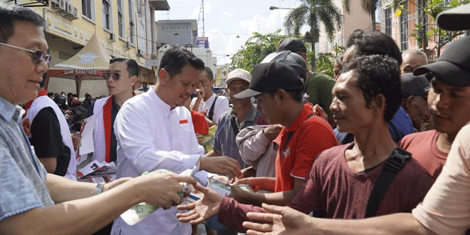 Kelompok-Kita-Sahabat-Hasyim-dan-Lima-Elemen-Bersama-Prof-Ridha-Bagikan-Nasi-di-Jumat-Berkah-2