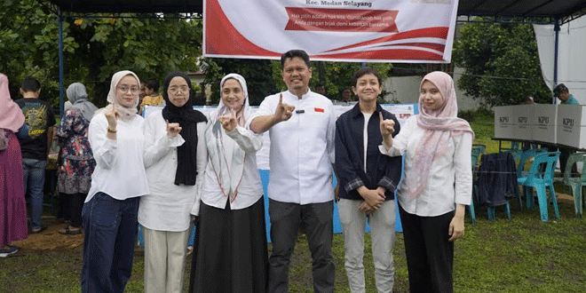 Mesra!-Prof-Ridha-Sepayung-Bersama-Istri-saat-Datang-ke-TPS-23-Medan-Selayang-2