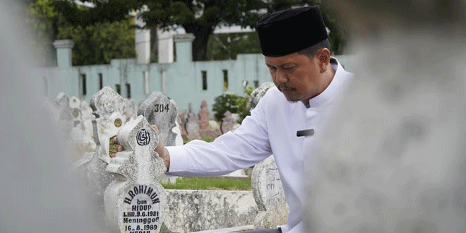 Minggu-Tenang-Masa-Kampanye,-Prof-Ridha-Ziarahi-Kakek-Buyutnya-di-TPU-Umum-Kayu-Besar--2