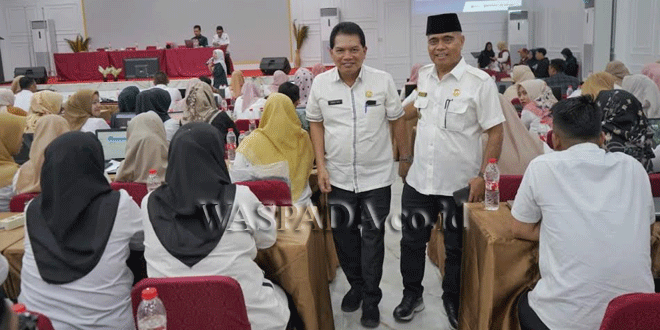 Oktoni-saat-menghadiri-kegiatan-sosialisasi-program-penanggulangan-kemiskinan-2