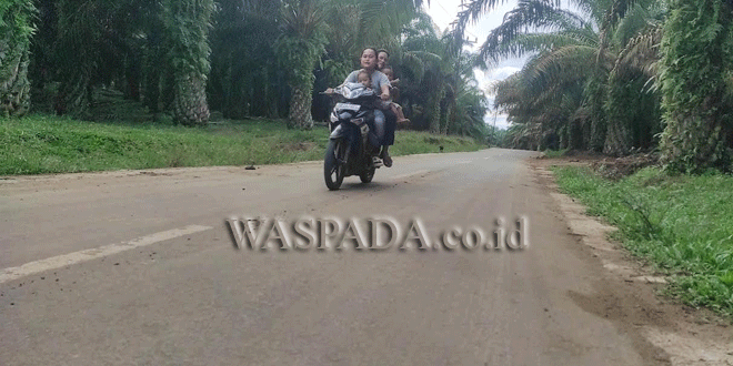 Pengendara-motor-melintasi-Jalan-Bantan-Bukit-Cermin,-yang-mulus-setelah-diaspal-hotmix-2