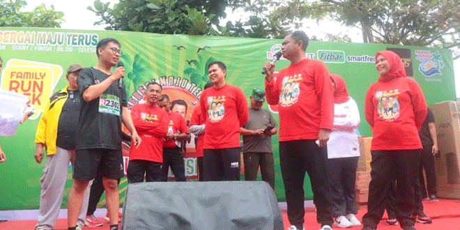 Bupati-Sergai-Darma-Wijaya-dan-Wabup-Adlin-Tambunan-saat-menghadiri-Fun-Run-Wisata-Sergai-Maju-Terus-2