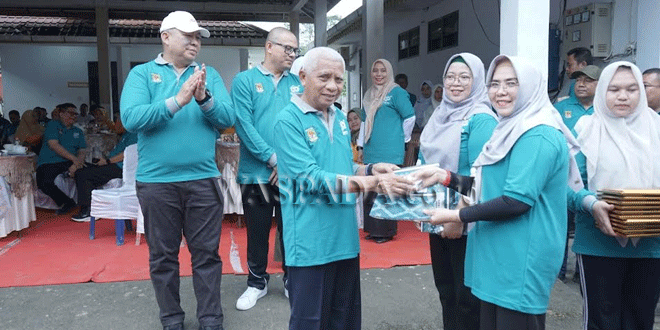 Bupati-Surya-melakukan-pemotongan-nasi-tumpeng-saat-launching-Program-ILP-2