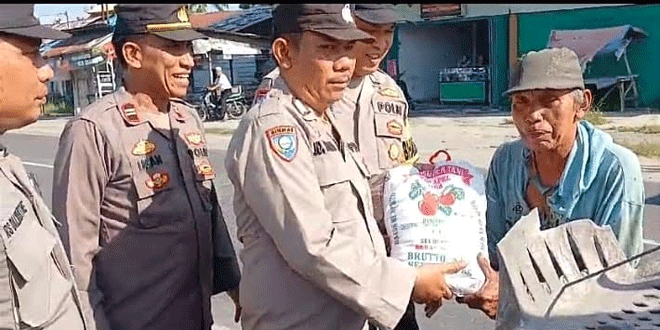 Jumat-Berkah,-Polsek-Firdaus-Door-to-Door-Berikan-Bantuan-ke-Warga