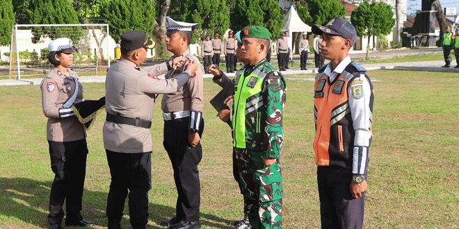 Kapolres-Sergai-AKBP-Jhon-Sitepu-menyematkan-pita-Ops-Lilin-Toba-2024-kepada-perwakilan-personel-2