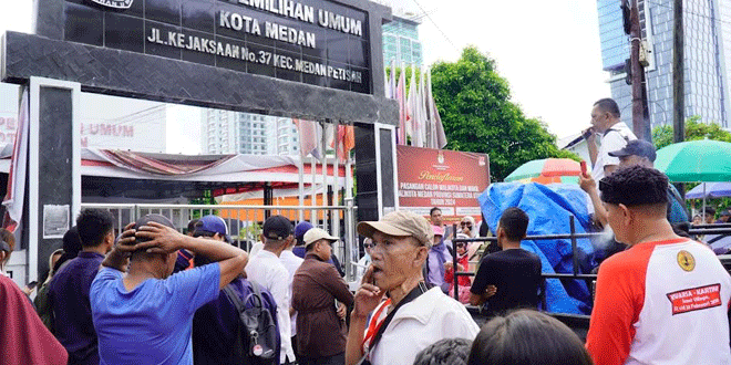 Massa-Pendukung-Pilkada-Jujur-Kembali-Lakukan-Aksi-Damai-di-KPU-dan-Bawaslu-2